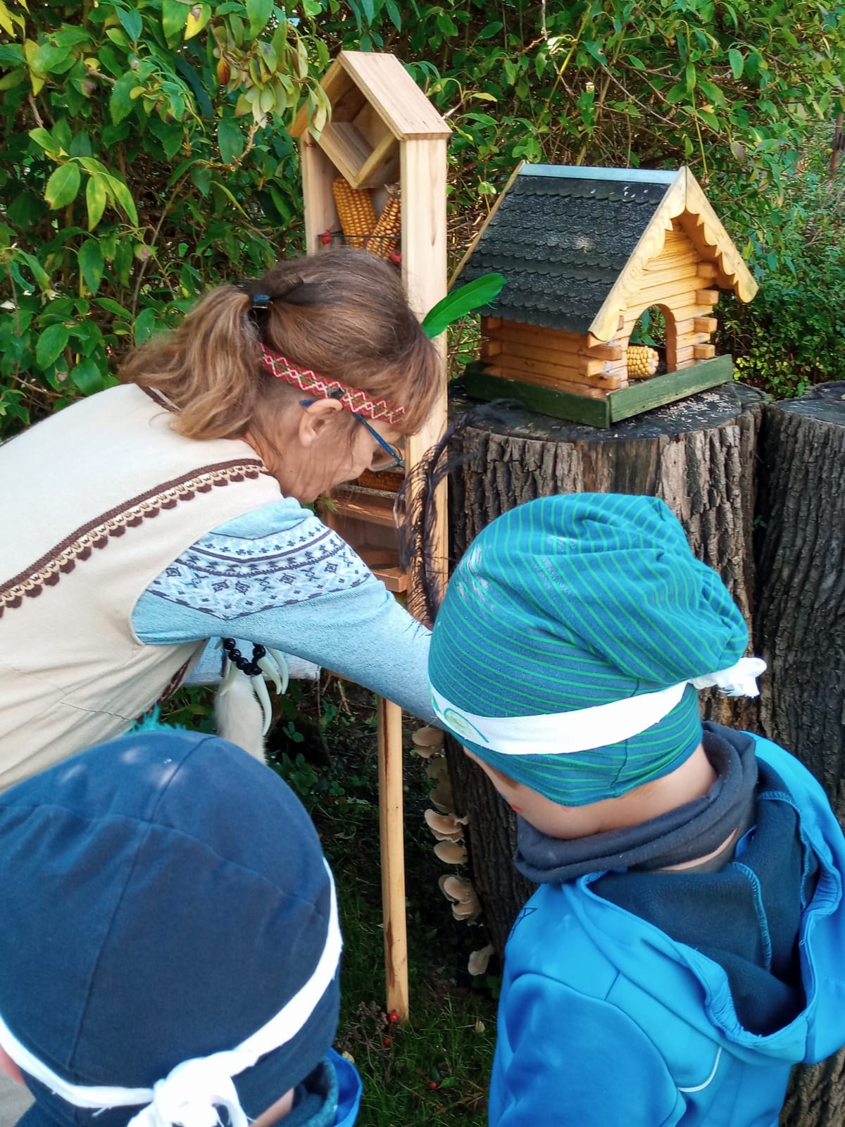 Häuptlingsfrau Jana Schreiter baut gemeinsam mit den Kindern Futterstationen für den Winter